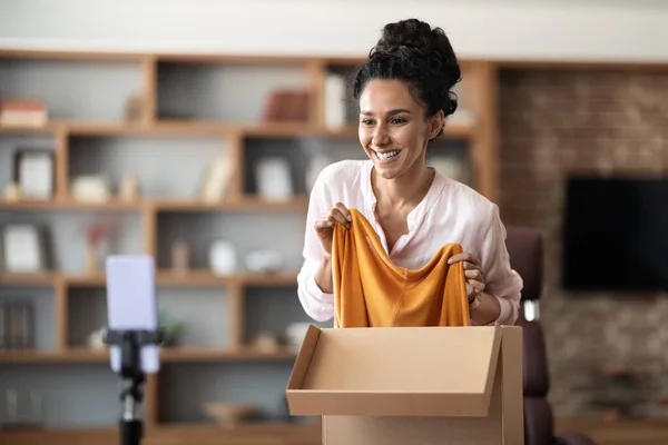 Fröhliche Hübsche Junge Frau Die Pakete Auspackt Und Videos Aufzeichnet — Stockfoto