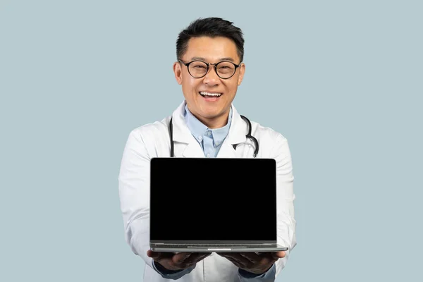 Απομακρυσμένη Θεραπεία Ιατρική Ευτυχισμένος Μεσήλικας Κινέζος Γιατρός Λευκό Παλτό Γυαλιά — Φωτογραφία Αρχείου