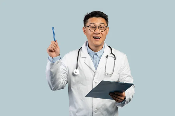 Inspirujący Chiński Lekarz Średnim Wieku Białym Płaszczu Okulary Tabletką Podnoszącą — Zdjęcie stockowe