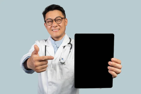 Zadowolony Dojrzały Chiński Terapeuta Białym Płaszczu Okulary Skierowane Tabletkę Pustym — Zdjęcie stockowe