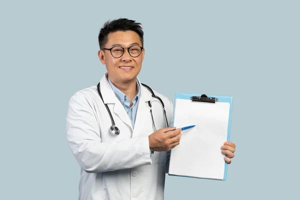 Médico Chinês Meia Idade Sorridente Casaco Branco Óculos Mostra Comprimido — Fotografia de Stock