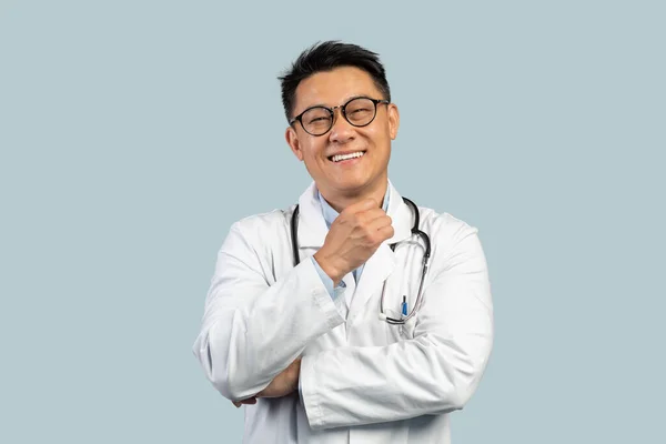 Beyaz Önlüklü Düşünceli Orta Yaşlı Çinli Erkek Doktor Kameraya Bakıyor — Stok fotoğraf