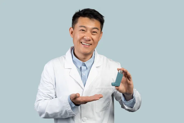 Feliz Meia Idade Asiático Homem Médico Branco Casaco Mostra Inalador — Fotografia de Stock