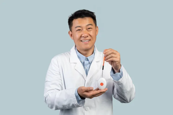 Médico Chinês Meia Idade Feliz Casaco Branco Mostrando Botão Alarme — Fotografia de Stock