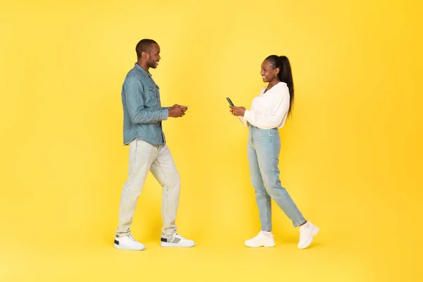 Pasangan Afrika Amerika Yang Ceria Menggunakan Ponsel Smiling Each Other — Stok Foto