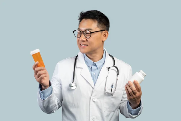 Pensive Χαμογελαστός Μεσήλικας Κινέζος Γιατρός Λευκό Παλτό Γυαλιά Κοιτάζει Βάζα — Φωτογραφία Αρχείου
