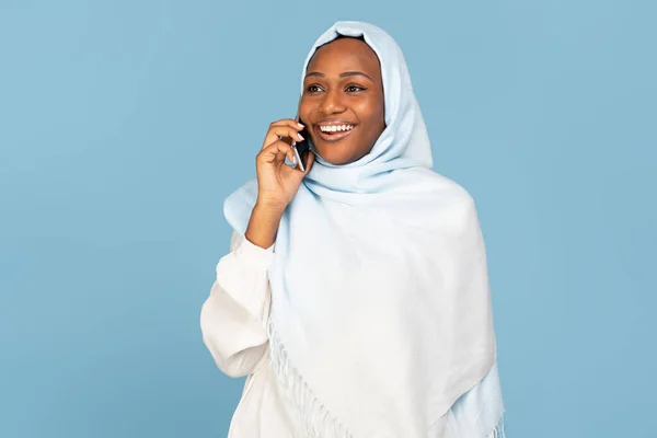 Mujer Musulmana Afroamericana Feliz Hablando Por Teléfono Celular Comunicándose Mientras — Foto de Stock