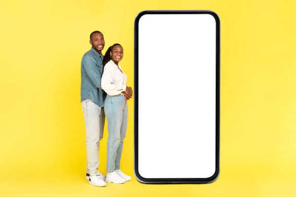 Älskande Afroamerikanska Par Omfamna Nära Stora Smartphone Med Blank Screen — Stockfoto