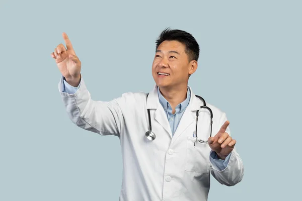 Beyaz Önlüklü Mutlu Orta Yaşlı Çinli Erkek Terapist Elleri Boş — Stok fotoğraf
