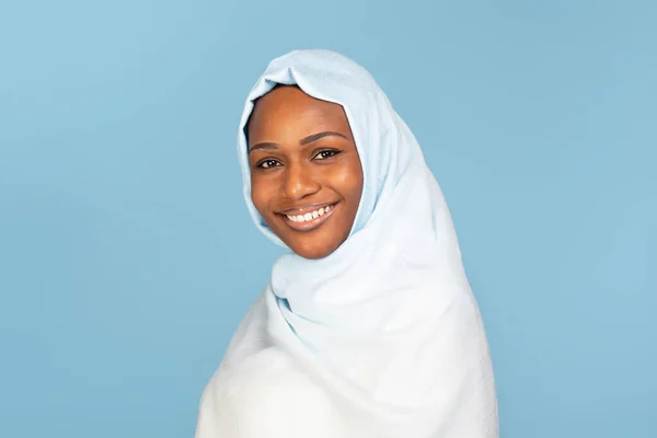 Ritratto Felice Donna Afro Americana Musulmana Hijab Chiaro Che Guarda — Foto Stock