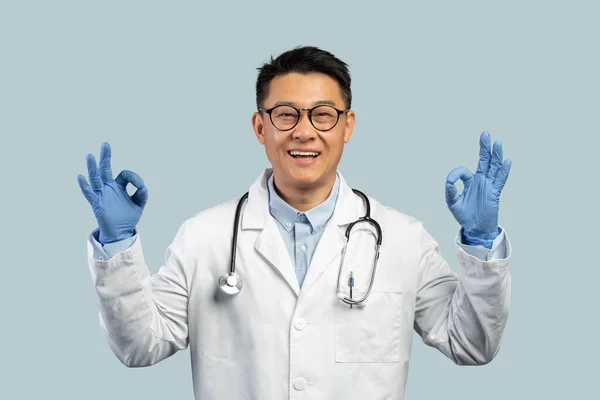 Χαρούμενη Μεσήλικας Κινέζος Γιατρός Λευκό Παλτό Προστατευτικά Γάντια Γυαλιά Δείχνει — Φωτογραφία Αρχείου
