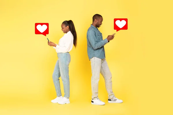 Dating App 2017 African American Couple Texting Smartphone Sending Hearts — 스톡 사진