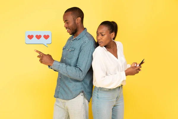 Kıskanç Siyah Aldatan Kocalar Gözetlerken Smartphone Mesaj Simgelerindeki Kalpleri Sarı — Stok fotoğraf