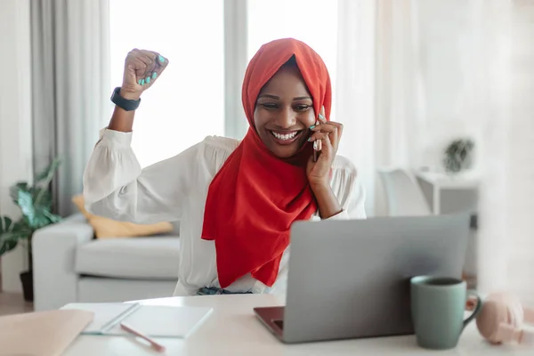 Duygusal Siyah Müslüman Kadın Girişimci Ofisinden Online Çalışıyor Cep Telefonuyla — Stok fotoğraf