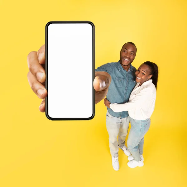 Glada Svarta Par Visar Stora Smartphone Med Tom Skärm Reklam — Stockfoto