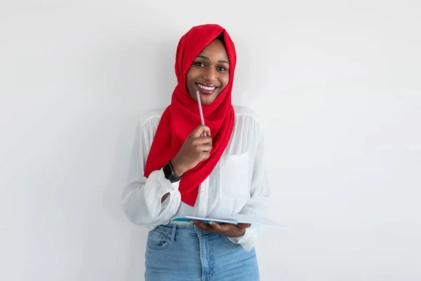 Ellenőrző Lista Intelligens Fekete Muzulmán Hölgy Hidzsábban Jegyzetel Másolókönyvbe Gondolkodik — Stock Fotó