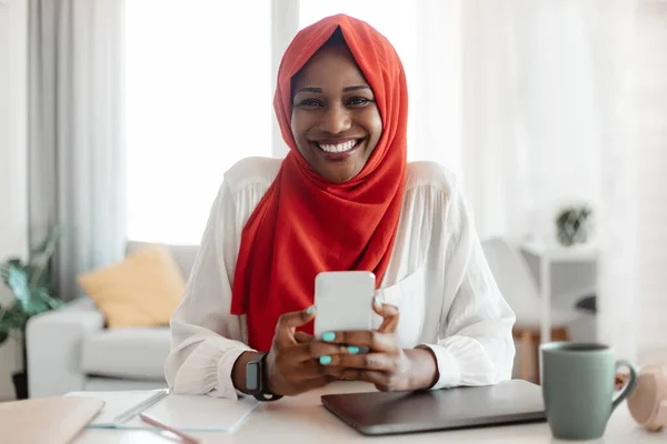 Mujer Musulmana Negra Positiva Hijab Mensajes Texto Teléfono Inteligente Sentado —  Fotos de Stock