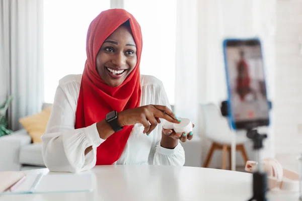 Professzionális Fekete Muszlim Szépség Blogger Reklám Bőrápoló Kozmetikumok Beszél Okostelefon — Stock Fotó
