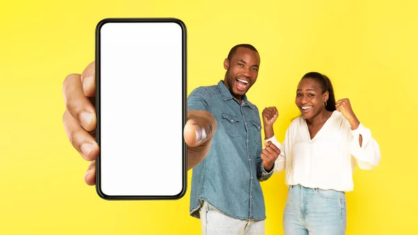 Cônjuges Afro Americanos Entusiasmados Mostrando Enorme Tela Branco Smartphone Gesturing — Fotografia de Stock