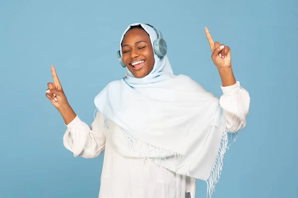 Overjoyed Afro Amerikai Muszlim Fény Hidzsáb Szórakozás Tánc Éneklés Felemelt — Stock Fotó