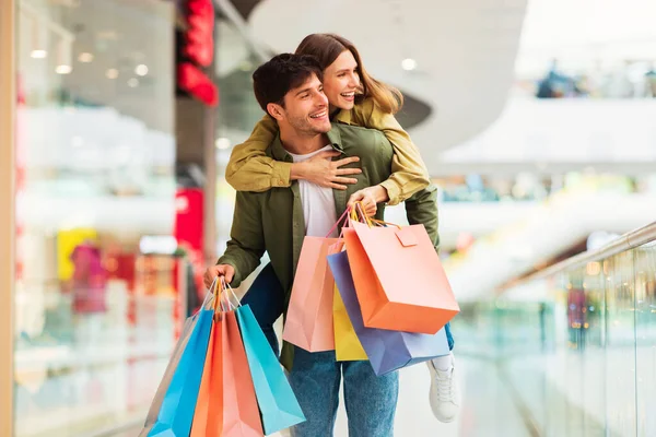 Paar Hebben Plezier Winkelen Samen Echtgenoot Dragen Vrouw Piggyback Poseren — Stockfoto