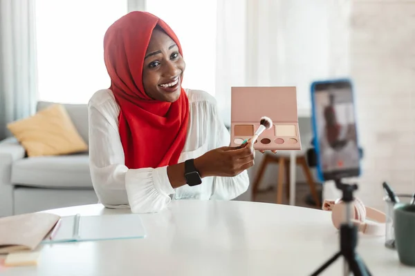 Boldog Fekete Muszlim Női Blogger Mutatja Smink Termék Mobiltelefon Kamera — Stock Fotó