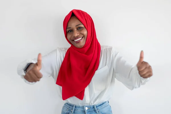 Aku Suka Dan Merekomendasikannya Wanita Muslim Kulit Hitam Yang Bahagia — Stok Foto