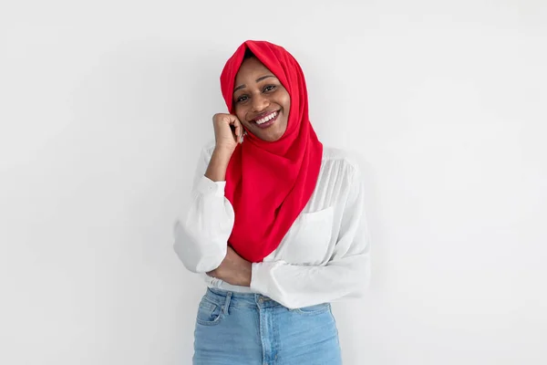 Χαμογελώντας Μαύρη Μουσουλμάνα Χιτζάμπ Ποζάροντας Πάνω Από Λευκό Τοίχο Στούντιο — Φωτογραφία Αρχείου