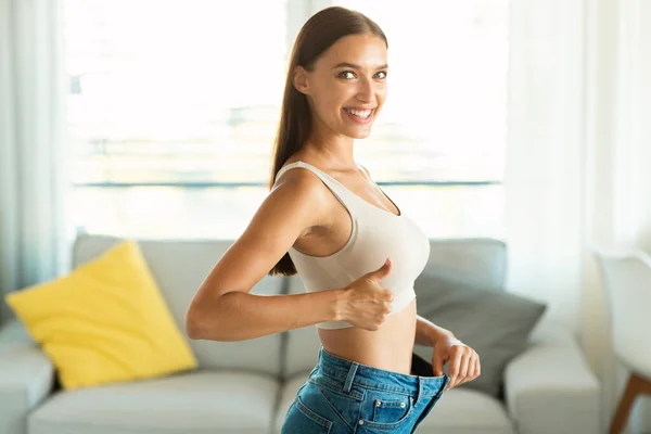 Gran Dieta Alegre Dama Después Gran Pérdida Peso Gestos Pulgares — Foto de Stock