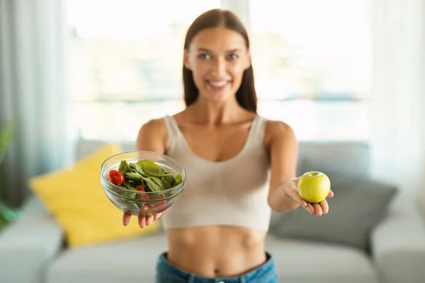 Hälsosam Kost Glad Kvinna Visar Sallad Skål Och Äpple Frukt — Stockfoto