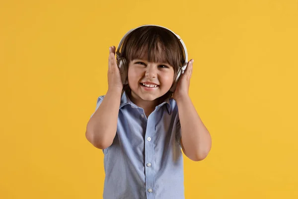Tecnologie Sonore Moderne Carino Bambino Che Indossa Cuffie Ascoltare Musica — Foto Stock