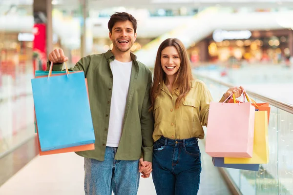 Προσφορά Για Ψώνια Χαρούμενο Οικογενειακό Ζευγάρι Κρατώντας Πολύχρωμες Τσάντες Shopper — Φωτογραφία Αρχείου