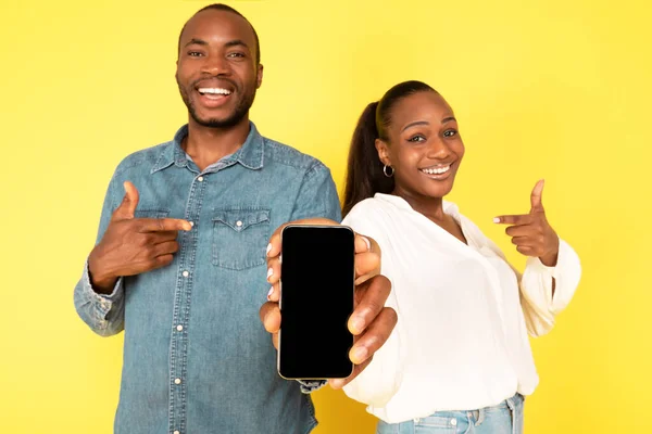 Vrolijke Afro Amerikaanse Echtgenoten Toont Smartphone Met Lege Scherm Naar — Stockfoto