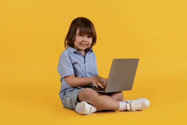 Slimme Moderne Generatie Schattige Kleine Jongen Typen Laptop Genieten Van — Stockfoto