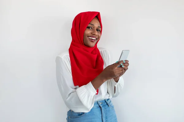 Τέλεια Εφαρμογή Συναρπαστική Μαύρη Γυναίκα Smartphone Στα Χέρια Ποζάροντας Λευκό — Φωτογραφία Αρχείου
