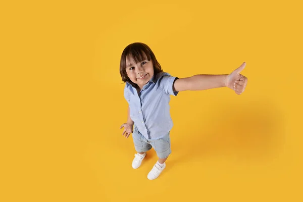 Porträt Von Oben Glücklicher Kleiner Junge Zeigt Daumen Nach Oben — Stockfoto