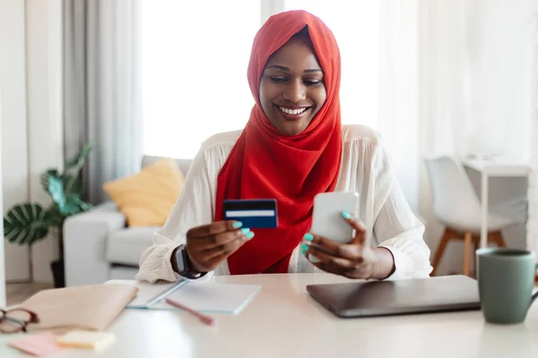 Інтернет Магазини Електронні Платежі Щаслива Мусульманка Хіджабі Використовуючи Мобільний Телефон — стокове фото