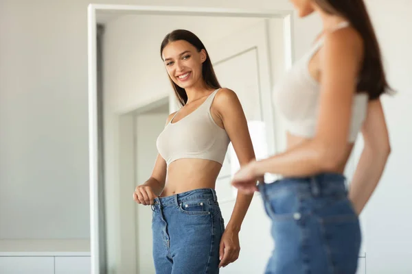 Perda Peso Happy Lady Vestindo Jeans Depois Emagrecimento Comparando Tamanho — Fotografia de Stock