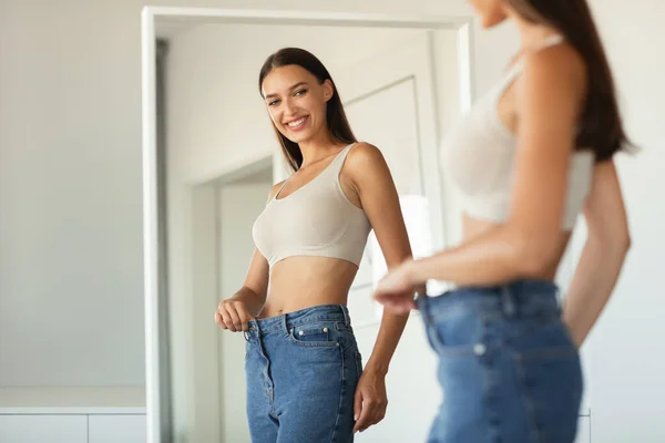 Viktminskning Glad Dam Bär Jeans Efter Bantning Jämföra Storlek Före — Stockfoto