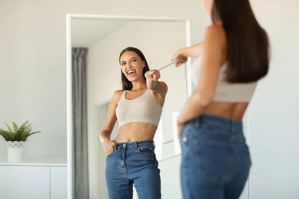 Sebevědomí Happy Woman Ukazující Prst Zrcadlo Baví Držení Stojící Velké — Stock fotografie