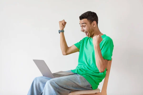 Hírek Portré Izgatott Arab Férfi Segítségével Laptop Felemeli Kezét Izgalom — Stock Fotó