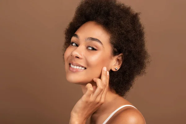 Smiling Muda Ras Campuran Perempuan Dengan Rambut Keriting Menerapkan Krim — Stok Foto