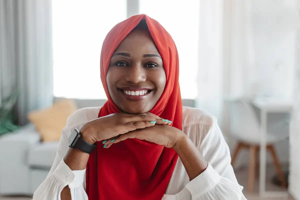 Feliz Afroamericana Musulmana Mujer Hiyab Rojo Sentado Lugar Trabajo Oficina —  Fotos de Stock