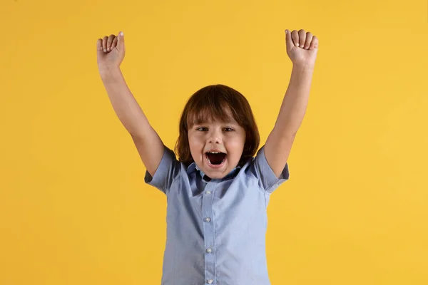 Hurra Emotionaler Kleiner Junge Schreit Mit Erhobenen Händen Genießt Den — Stockfoto
