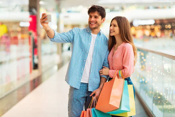 Coppia Con Shopping Borse Fare Selfie Sul Cellulare Divertirsi Piedi — Foto Stock