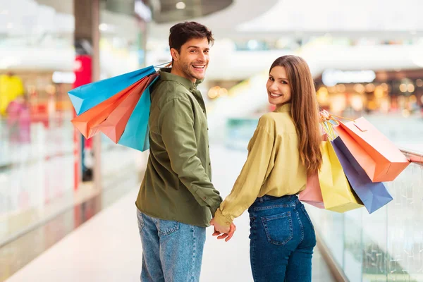 Winkelaanbod Gelukkige Echtgenoten Wandelen Het Moderne Winkelcentrum Poseren Holding Hands — Stockfoto