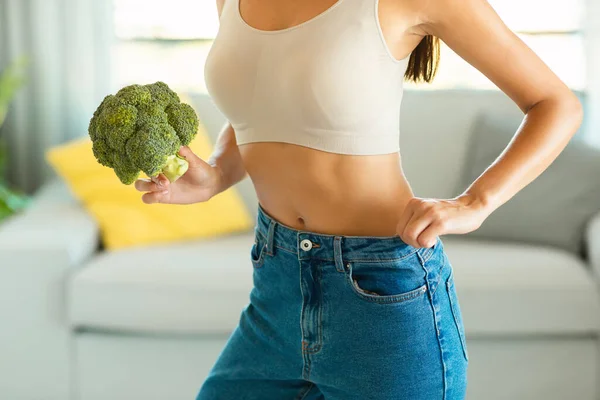 Perda Peso Dieta Tiros Cortados Mulher Magro Segurando Brócolis Posando — Fotografia de Stock