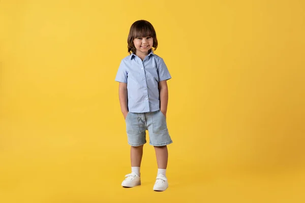 Mutlu Bir Çocukluk Kameraya Gülümseyen Ele Tutuşan Portakal Rengi Stüdyo — Stok fotoğraf