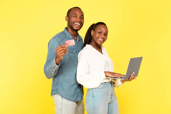 Online Shopping Selamat Pasangan Hitam Membuat Pembayaran Laptop Dan Kartu — Stok Foto