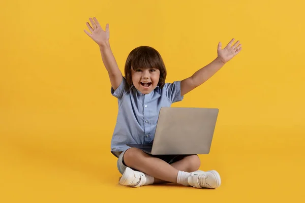 Nagyszerű Internetes Oktatás Izgalmas Kisfiú Tanul Online Laptopon Kiabálva Hurrá — Stock Fotó
